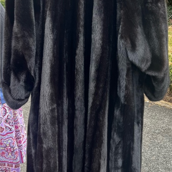 Like new very exquisite Dark Black Mink from Steven Corn Furs - Picture 4 of 9